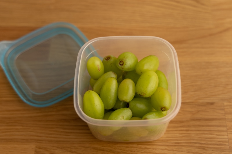 Storing washed grapes in an airtight container