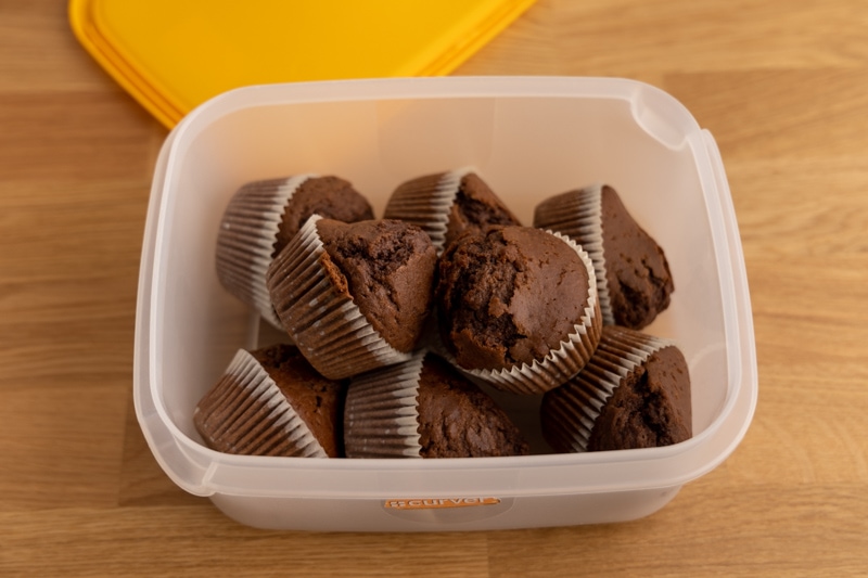 Cómo almacenar muffins en un recipiente