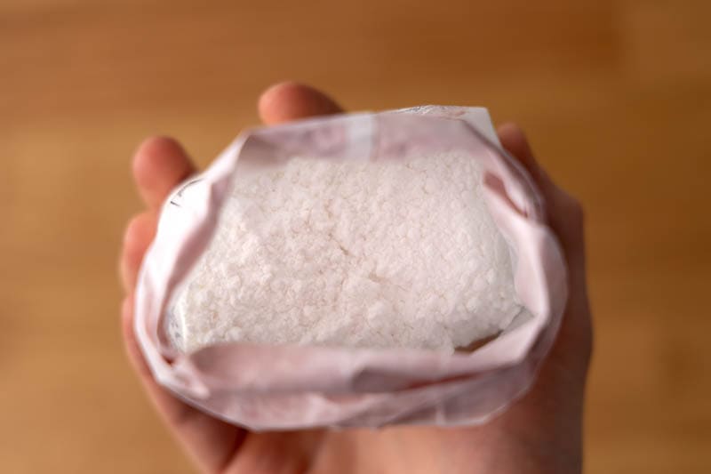 Bolsa de azúcar en polvo en la mano