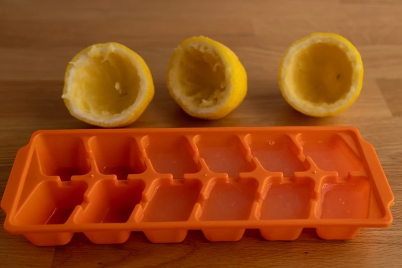 Congelación de jugo de limón en una bandeja de preparación