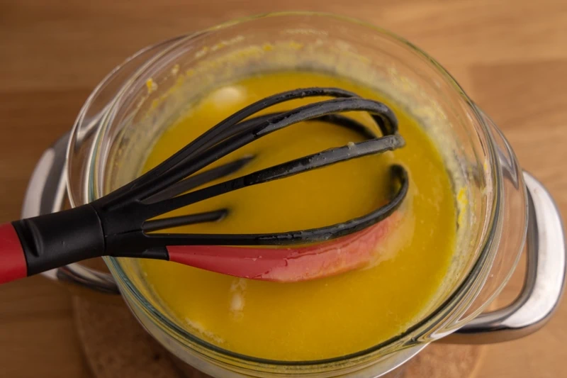 Mezclar mantequilla en cuajada de limón