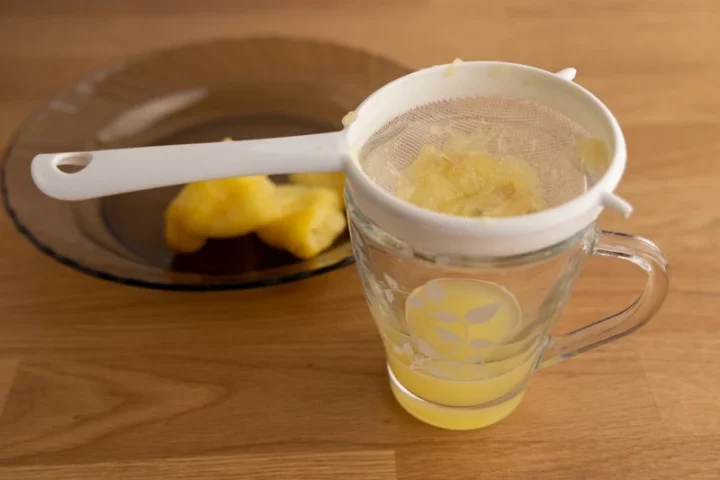 Cuartos de limón descongelado con zumo, la mitad
