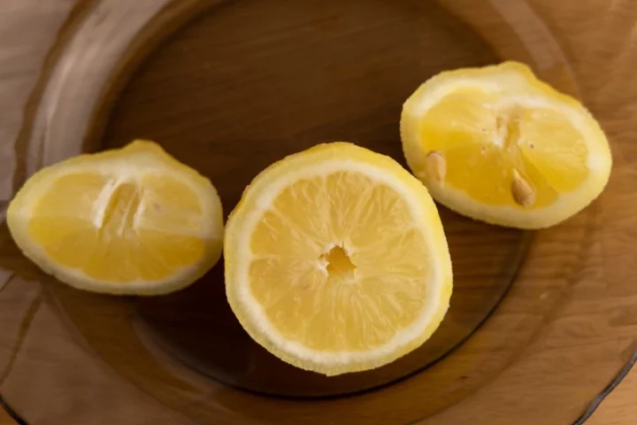 Cuartos de limón descongelados por la mitad