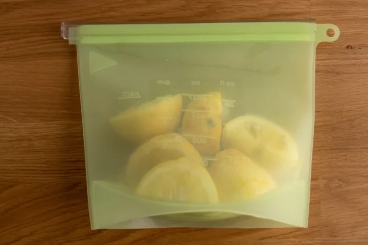 Cuartos de limón por la mitad en el congelador