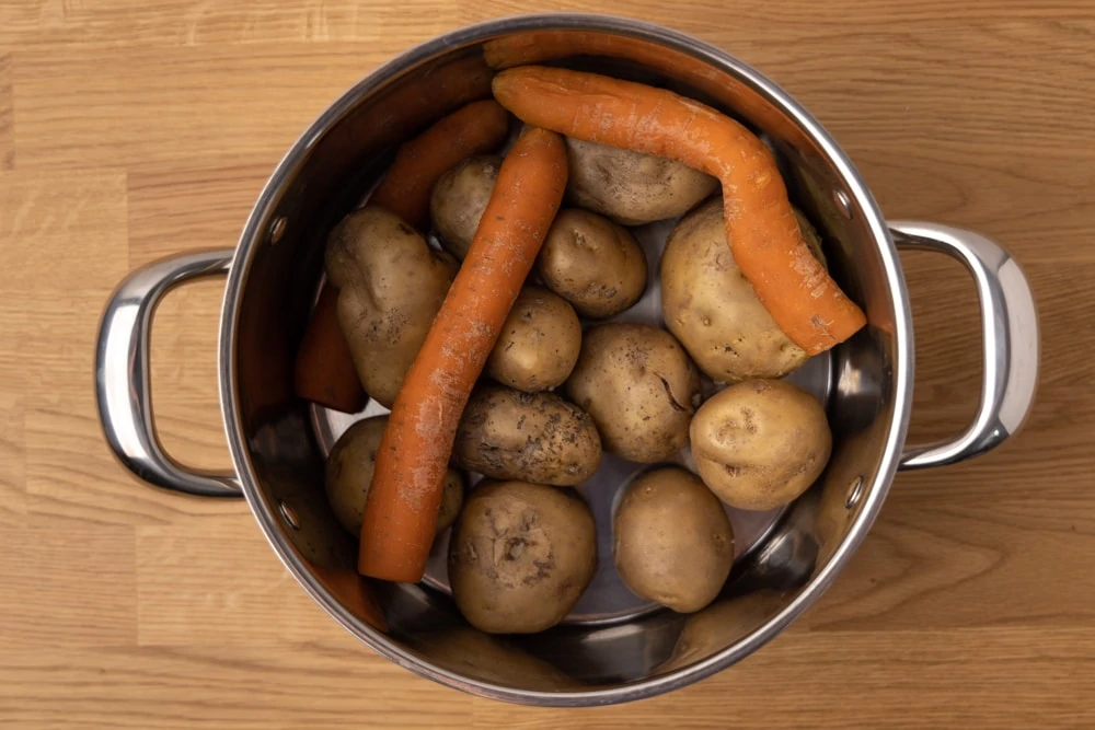 Patatas y zanahorias cocidas para la ensalada