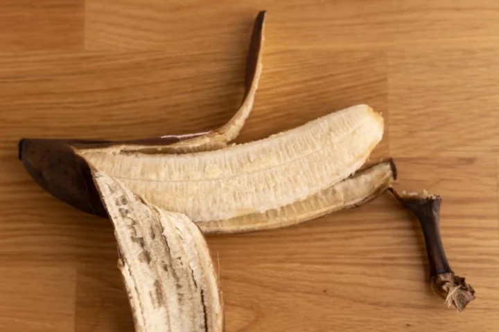 Plátano carne blanca cáscara oscura
