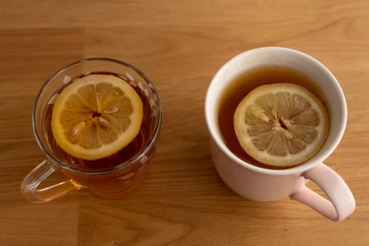 Rodajas de limón descongeladas añadidas al té