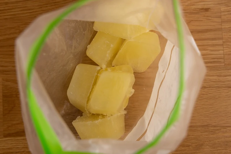 Cubos de jugo de limón en una bolsa para congelar