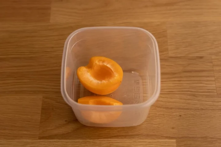 Storing cut apricots in an airtight container