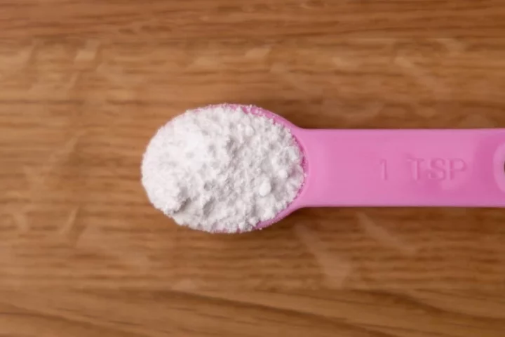 Powdered sugar in a measuring spoon