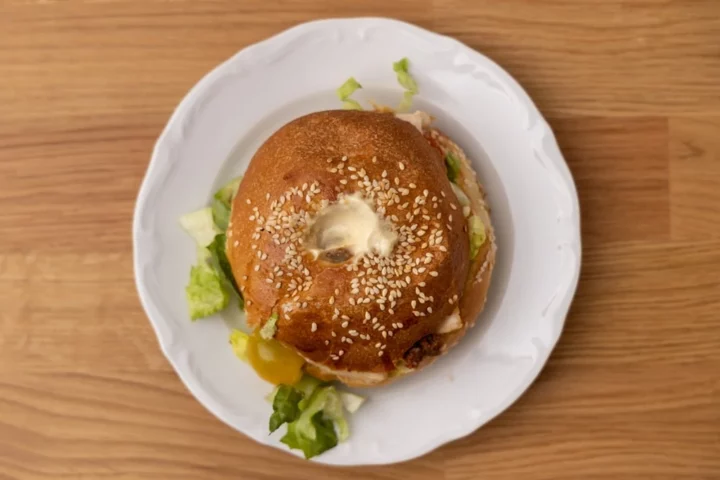 Bagel with lettuce and baked chicken
