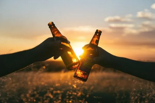 Beber cerveza durante la puesta de sol