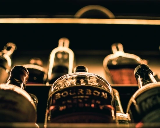 Botella de bourbon en una estanteria