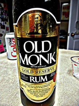 Botella de ron Old Monk