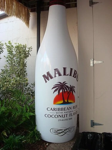 Botella de ron blanco Malibum