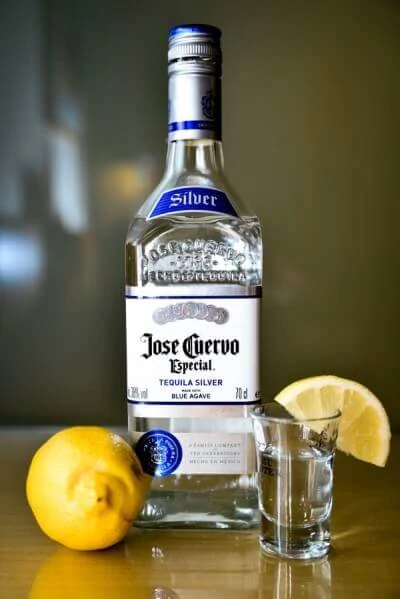 Botella de tequila con limon