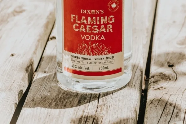 Botella de vodka Cesar flameante