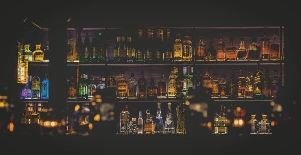 Botellas de licor en un bar