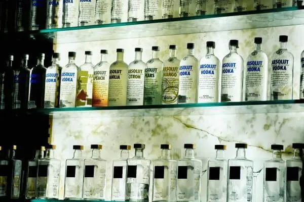 Botellas de vodka en la estanteria