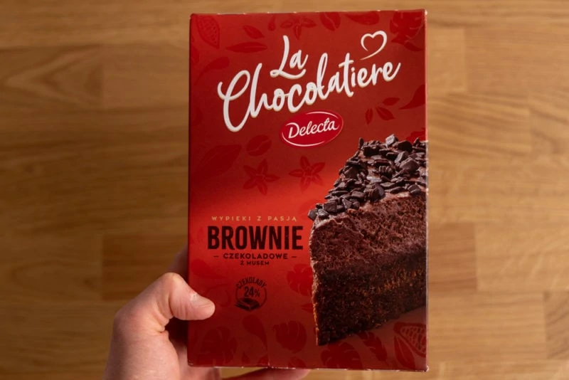 Caja de mezcla para brownies en la mano