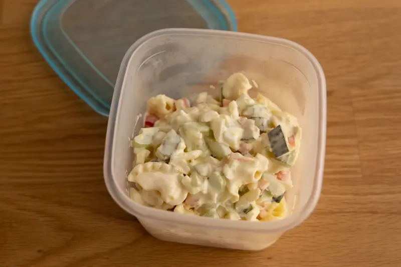 Como guardar el recipiente de la ensalada de macarrones