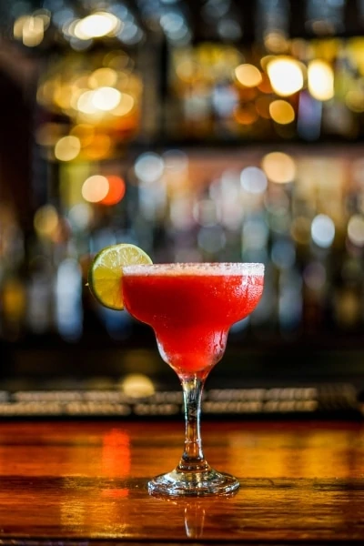 Margarita roja en la mesa de un bar