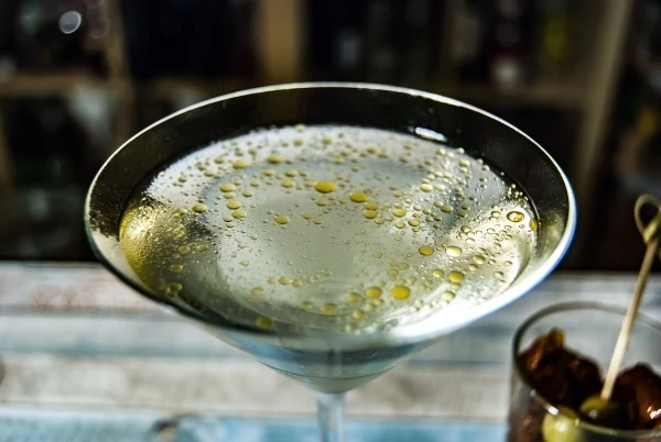 Martini adornado con aceite de oliva