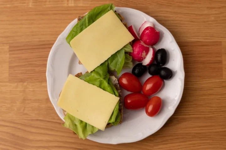 Bread with lettuce cheese and vegetables
