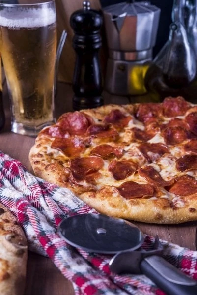Pizza y cerveza en una mesa