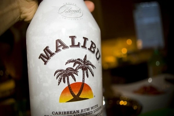 Primer plano de una botella de ron Malibu