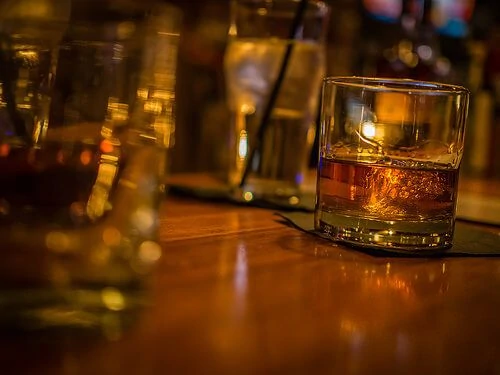 Un vaso de whisky bourbon