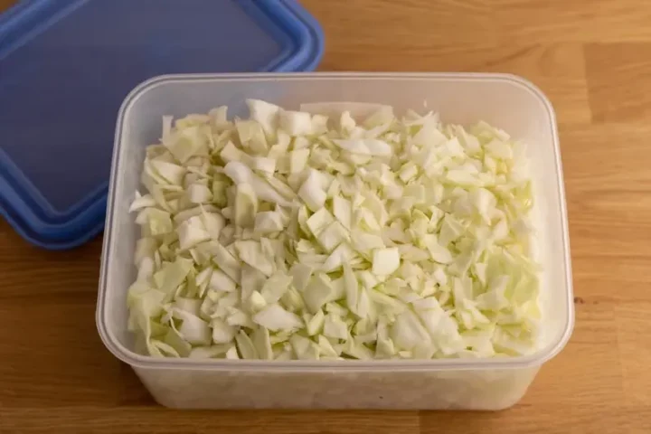 Coles cortadas en envases de plastico