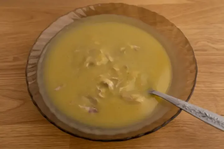 Sopa cremosa de brócoli a base de caldo de pollo