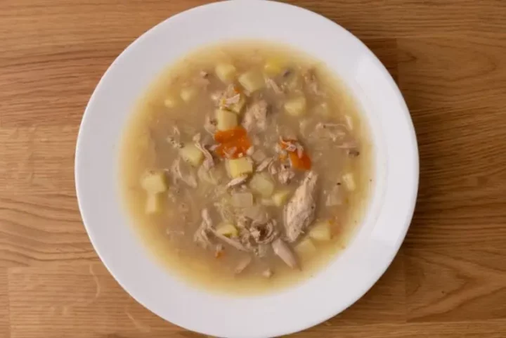 Sopa de col con patatas y pollo