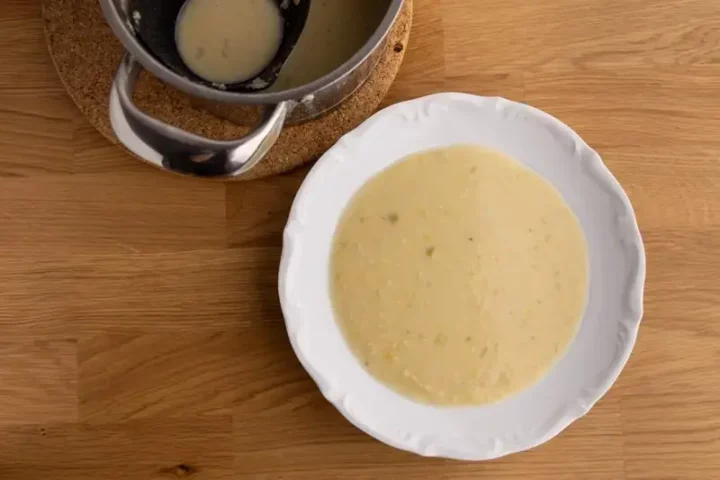 Sopa de lentejas con crema de coco