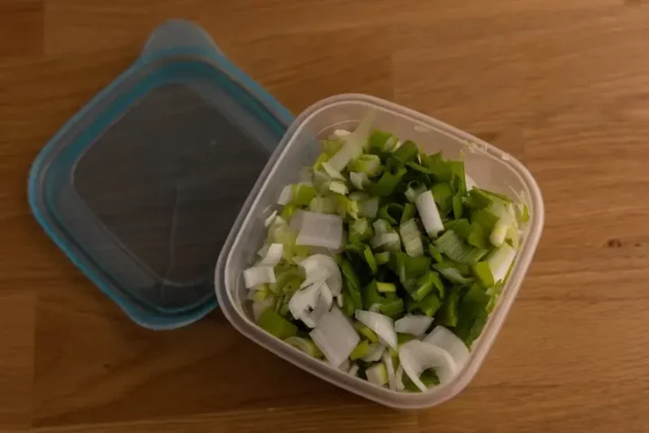 Cebollas verdes en rodajas en un recipiente