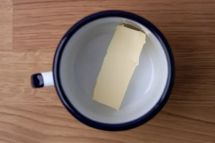 derretir mantequilla en la cocina