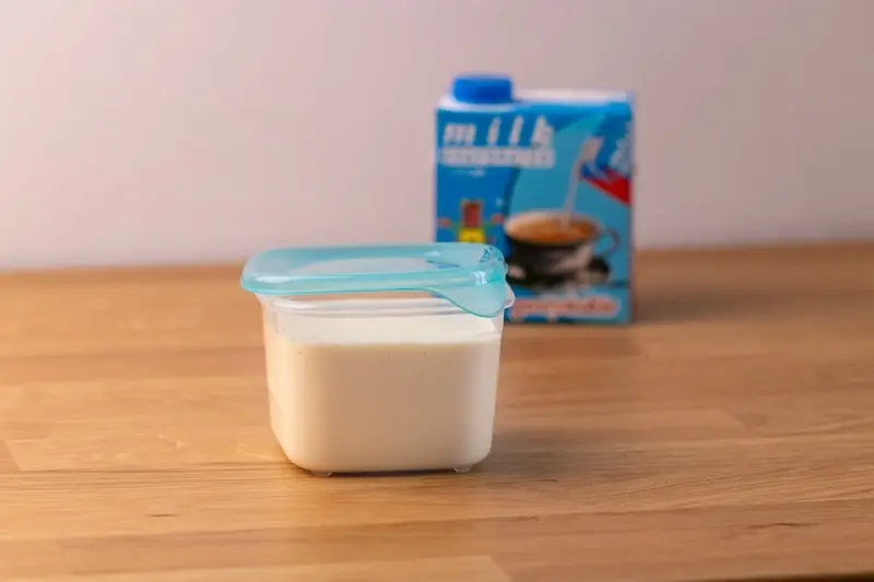 envase de leche evaporada y fondo de caron