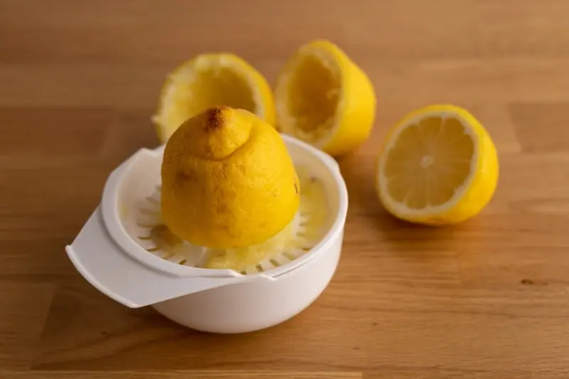 exprimir limones