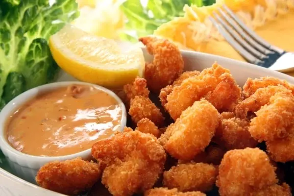 Fried prawns with cocktail sauce