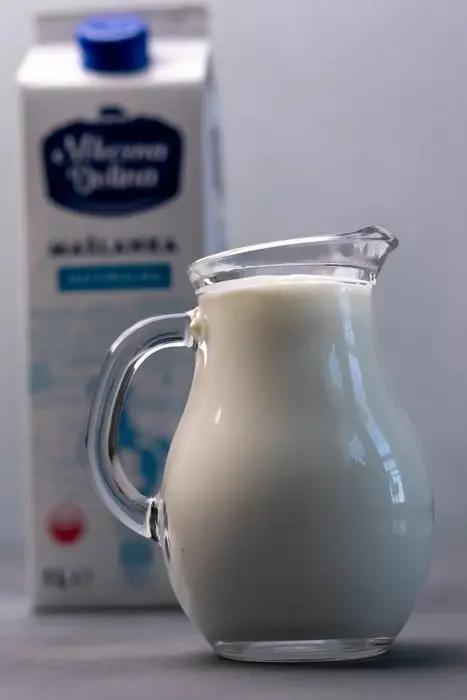 jarra y carton de suero de leche