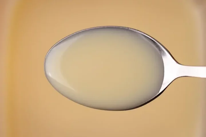 leche condensada descongelada en una cuchara 7