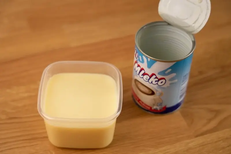 leche condensada en recipiente