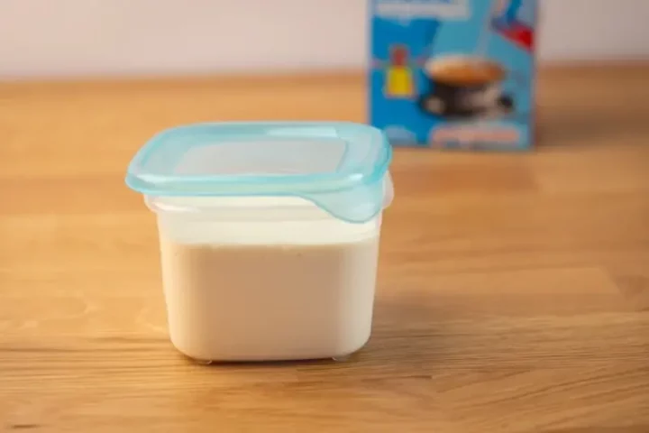 leche evaporada en recipiente