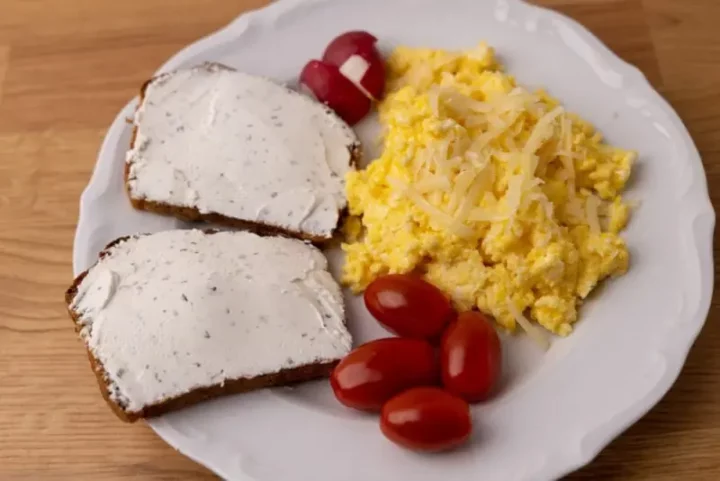 pan con queso de cabra y huevos revueltos 6