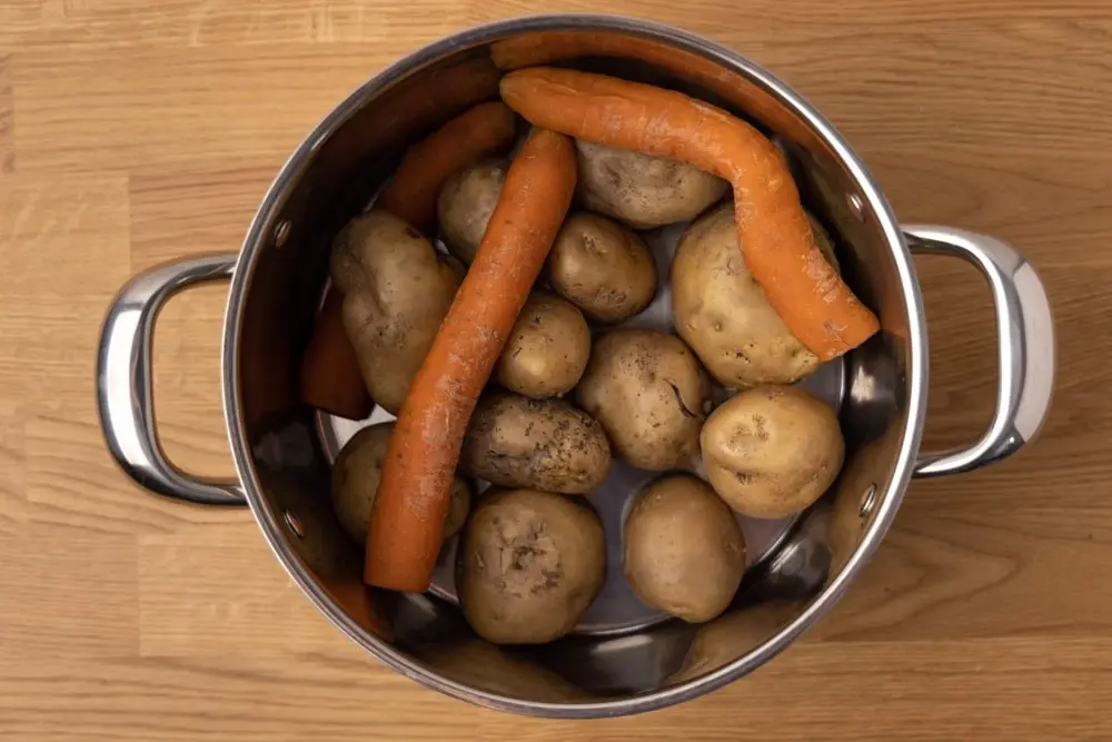 patatas y zanahorias cocidas para la ensalada 2