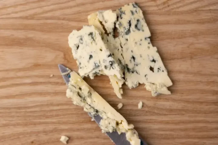 queso azul descongelado desmenuzado