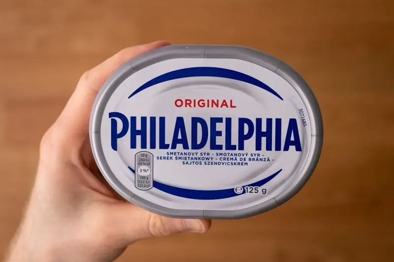queso crema philadelphia en la mano