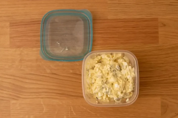 recipiente para ensalada de huevo