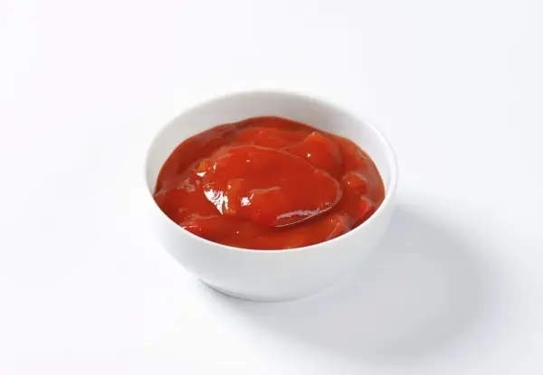 salsa picante en bol blanco